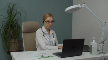 Kadın doktor, röntgen görüntüsünü içeriden arayan video aracılığıyla internetten teşhis ediyor.