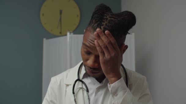 疲れや罪悪感を屋内で表現する男性医師の肖像 — ストック動画