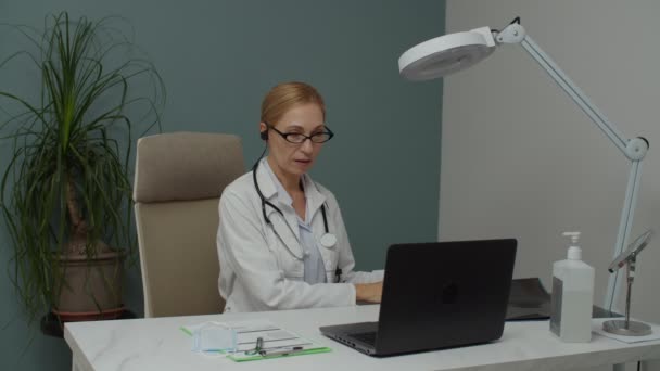 Γυναίκα γιατρός διάγνωση x-ray εικόνα σε απευθείας σύνδεση μέσω βίντεο καλώντας σε εσωτερικούς χώρους — Αρχείο Βίντεο