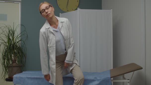 Kimerült női orvos fekszik a kórházi kanapén beltérben, fáradtság — Stock videók