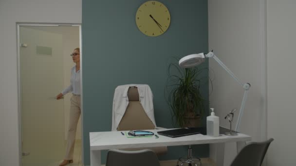 Ženský doktor přichází do kanceláře, připravuje se na práci uvnitř — Stock video