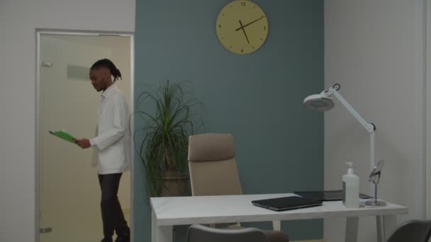 若いです男性医師の感情的なストレスカバー顔の手室内 — ストック動画