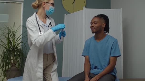 Egészségügyi szakember vesz orrnyálkahártya vizsgálati mintát ember beltéri — Stock videók