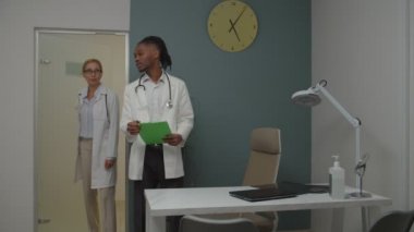 Yetişkin erkek terapist olgun kadın doktorla içeride tartışıyor.