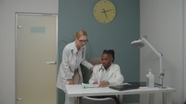 Kadın doktor meslektaşına duygusal destek veriyor.