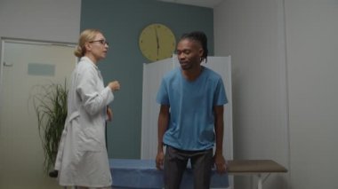 Steteskop kullanarak erkek hastayı kontrol eden yetenekli bir doktor.