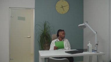 Duygusal açıdan üzgün genç bir doktoru destekleyen bayan meslektaşım.