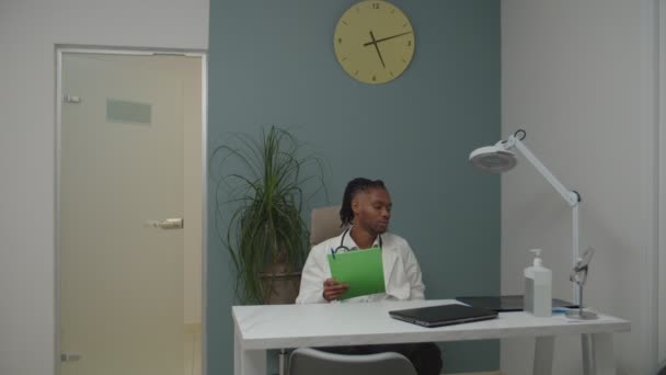 Γυναίκα συνάδελφος υποστήριξη συναισθηματικά αναστατωμένος νεαρός γιατρός σε εσωτερικούς χώρους — Αρχείο Βίντεο
