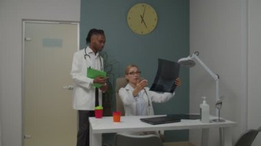 Kadın doktor akıl hocası. Stajyer öğretmenlik yapıyor. İçeride tıbbi kayıtları kullanıyor.
