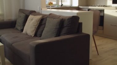 İçerideki sehpanın üzerinde duran dizüstü bilgisayarın ve gözlüklerin açılış görüntüsü.