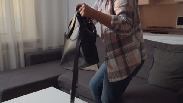 Mujer adulta sacando todas las cosas de la bolsa, buscando alguna cosa perdida — Vídeo de stock