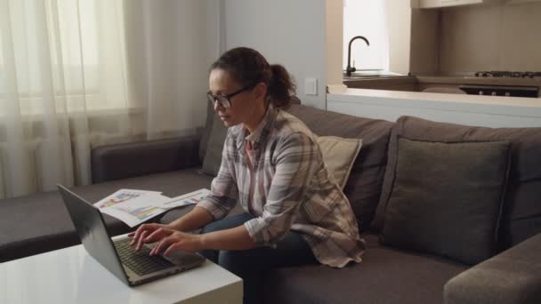 Volwassen vrouw met laptop, thuis grafieken en grafieken analyseren — Stockvideo