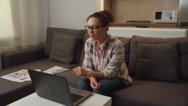 Kobieta-menedżer organizująca spotkanie online przez połączenie wideo w domu — Wideo stockowe
