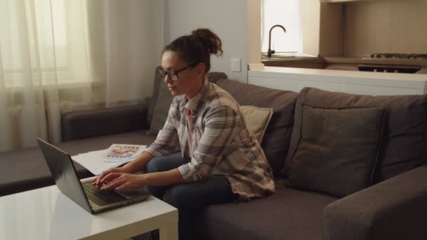 Жінка знімає окуляри, тому що втома під час роботи вдома — стокове відео