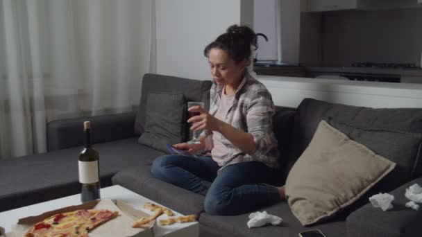 Droevige vrouw die wijn drinkt, foto 's scheurt, huilt, afscheid neemt met partner — Stockvideo