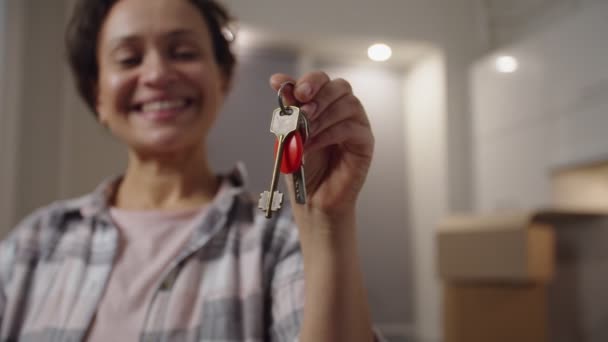 Zaměření na ženskou ruku držící svazek klíčů z nového domova — Stock video