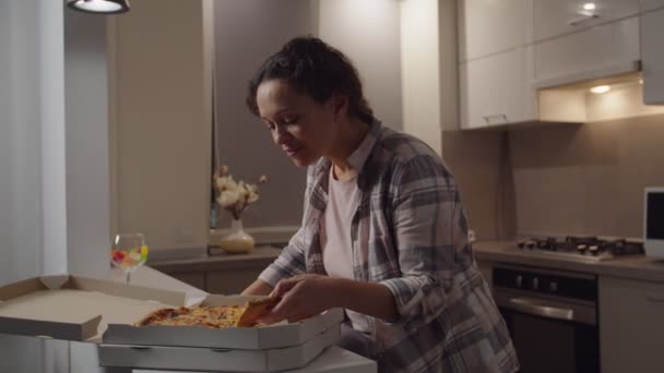 Volwassen vrouw genieten van een stuk warme pizza, stoom stijgende slice binnen — Stockvideo