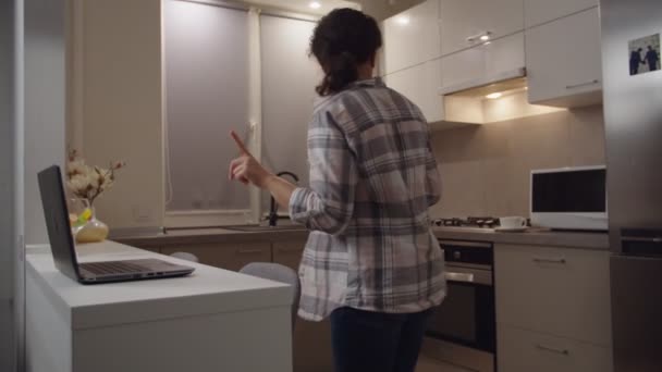 Χαρούμενη γυναίκα κρατώντας βιντεοκλήση λαμβάνοντας φλιτζάνι καφέ στο σπίτι κουζίνα — Αρχείο Βίντεο