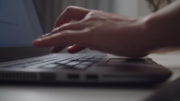 Weibliche Hände tippen auf der Laptop-Tastatur drinnen. Bewegtbild aus nächster Nähe — Stockvideo