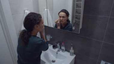 Siyah Kadın Makyaj Pedi ile Yüzü Temizleme, Makyaj Kaldırma