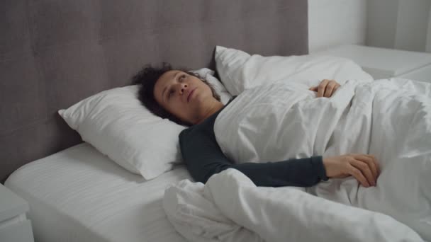 Nespavá dospělá žena nemůže spát doma kvůli hlučným sousedům — Stock video
