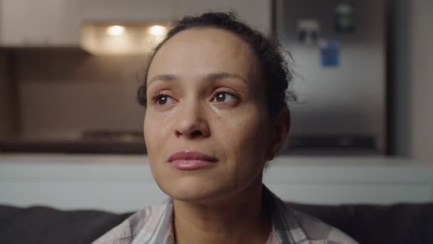Sorglig kvinna fäller tårar, uttrycker ångest, smärta eller sorg inomhus — Stockvideo