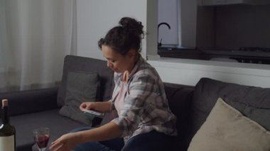 Mutsuz bir kadın kalbi kırık, evde eşinden ayrılıyor.