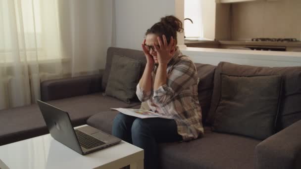 Рухомий знімок втомленої дорослої жінки відчуває психічний біль вдома — стокове відео