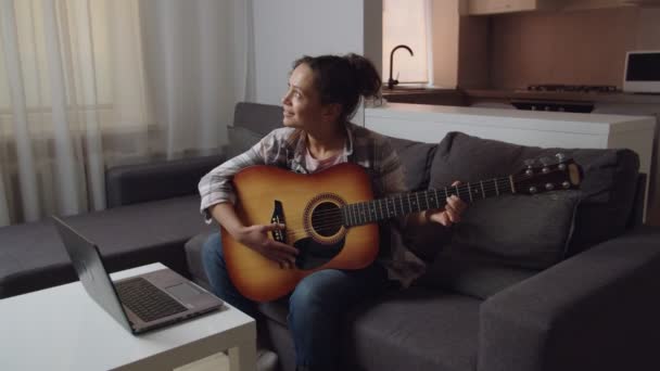 Mulher adulta feliz gostando de tocar instrumento de música dentro de casa — Vídeo de Stock