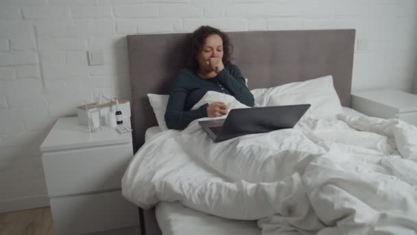 Хвора доросла жінка-менеджер, що працює вдома, використовуючи ноутбук — стокове відео