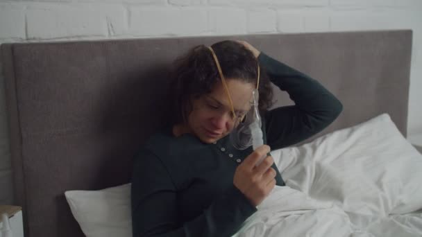 Mujer adulta que usa inhalador para curar enfermedades respiratorias en el hogar — Vídeos de Stock