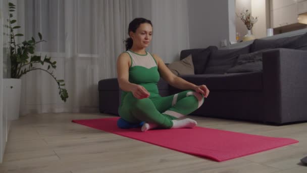 Bájos felnőtt nő pihentető után távoli edzés otthon — Stock videók