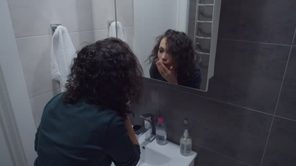 Czarny kobieta mycie twarz z zły makijaż zepsute włosy stylizacja wewnątrz — Wideo stockowe