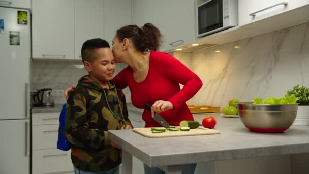Liebevolle Mutter begrüßt Sohn beim Küssen und fragt, wie die Tage im Haus vergehen — Stockvideo