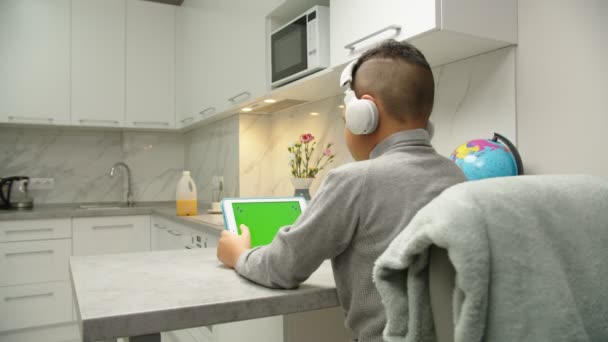Captura móvil de niño negro preadolescente en auriculares usando tableta en casa — Vídeos de Stock