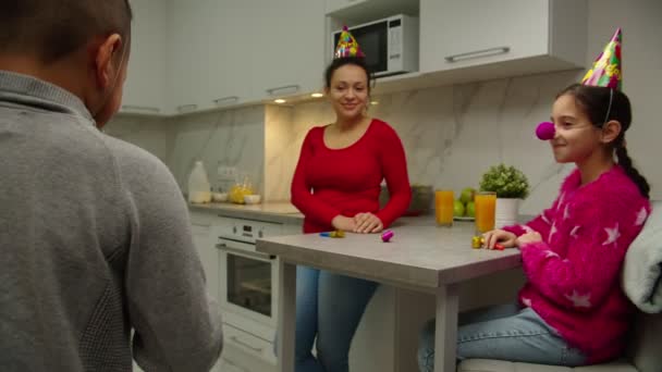 Niños multiétnicos felicitando a madre con cumpleaños en casa — Vídeos de Stock