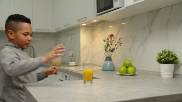 Adorável menino negro desfrutando do sabor da bebida vitamínica orgânica dentro de casa — Vídeo de Stock