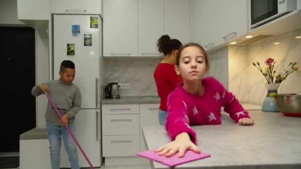 Matka ovládání předpubertální děti zapojené do úklidu domova — Stock video