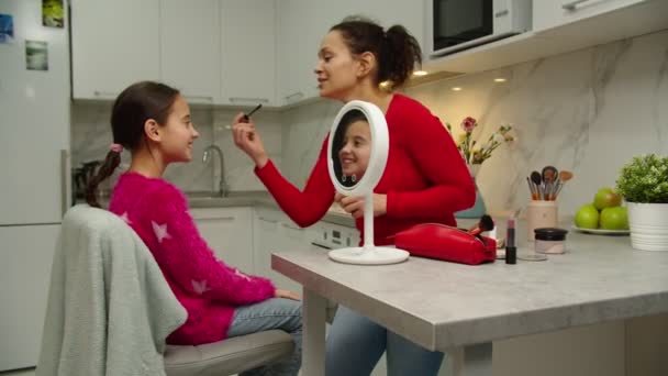 Fröhliche Mutter trägt zu Hause Wimperntusche auf — Stockvideo