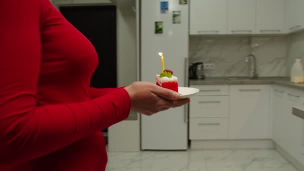 Familia cariñosa felicitando a niño con cumpleaños en el interior — Vídeos de Stock