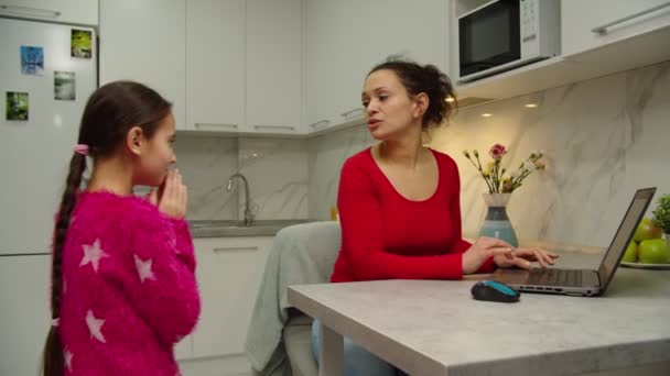 Pečující matka dotýkající se čela dcery, odhalující doma horečku — Stock video