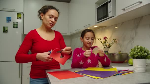 Madre cariñosa pasar tiempo con su hija, haciendo apliques en casa — Vídeos de Stock