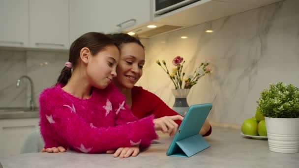 Feliz hija y madre usando la tableta digital de compras en línea en casa — Vídeos de Stock