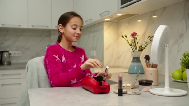 Ευτυχισμένο όμορφο κορίτσι που βάζει μακιγιάζ, δοκιμάζει καλλυντικά στο σπίτι — Αρχείο Βίντεο