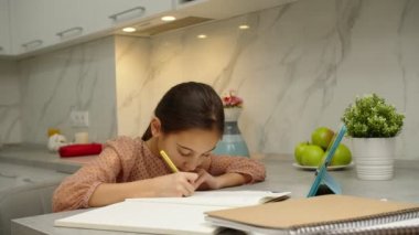 Kötü duruşu olan liseli kız tablette e-öğrenme uygulaması okuyor.