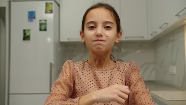Upprörd preteen flicka fällande tårar, uttrycker sorg inomhus — Stockvideo
