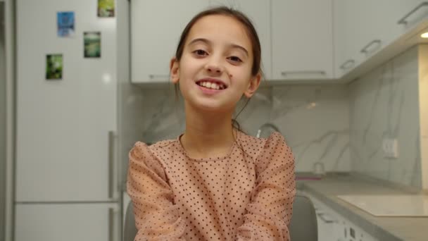 Весела мила усміхнена дівчина висловлює позитивні емоції в приміщенні — стокове відео