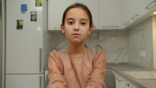 Retrato de niña preadolescente encantadora expresando tristeza o aburrimiento en el interior — Vídeo de stock