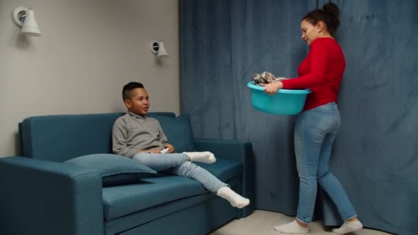 Ungen besatt av TV-spel, ignorera mammor begäran hemma — Stockvideo