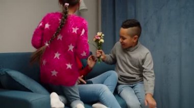 Çoklu etnik çeşitlilikteki çocuklar annelerini tatilde tebrik ediyorlar.